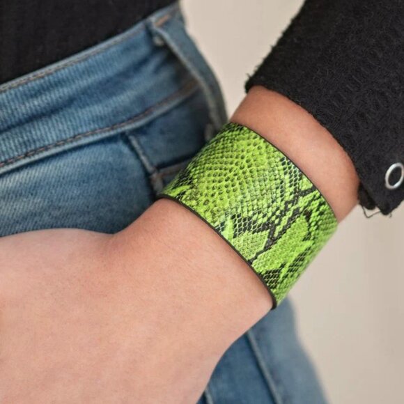 Paparazzi Jewelry - Its a Jungle Out There - Green Bracelet - Vintage - Picture 1 of 4